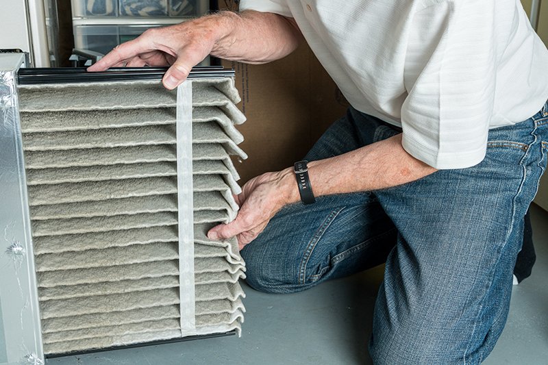 Man changing filter - GEO